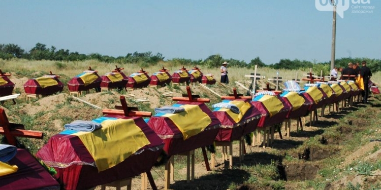 Под Запорожьем похоронили 57 безымянных солдат. Через год после гибели