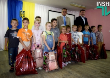 Грант ЕС в действии: дети переселенцев в Николаеве получили к новому учебному году канцтовары и форму