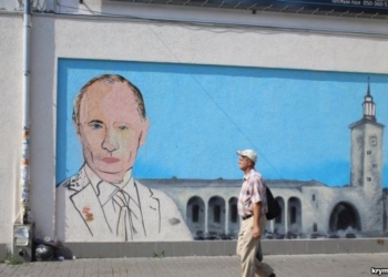 В оккупированном Крыму облили краской стену с Путиным