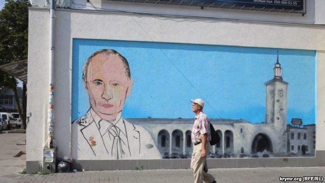 В оккупированном Крыму облили краской стену с Путиным