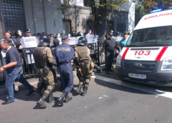 В столкновениях под Верховной Радой ранены около 100 правоохранителей