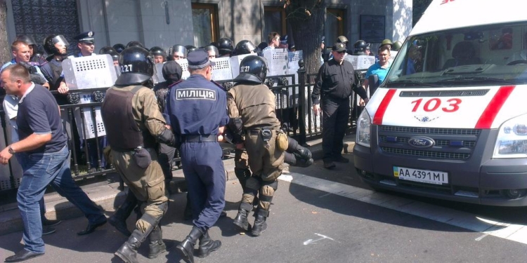 В столкновениях под Верховной Радой ранены около 100 правоохранителей