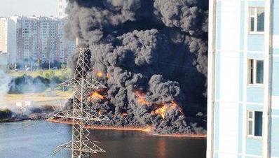 В Москве горит Москва-река