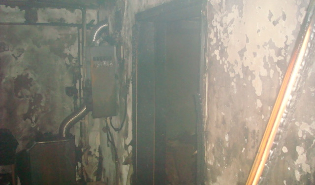 На Красных Маевщиков горел пустой дом. А в подвале оказались люди…