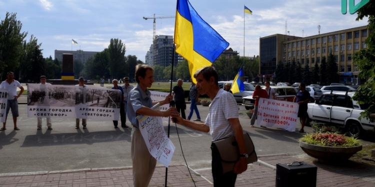 Пикетный винегрет: около 30-ти общественников пришли под горсовет протестовать против общественных и личных проблем