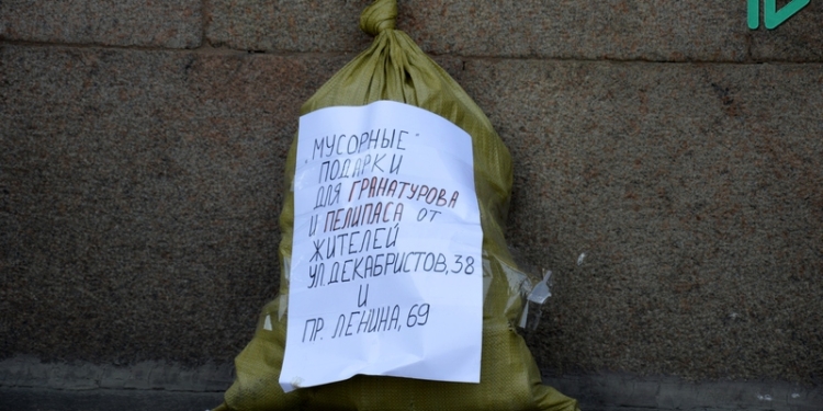 Привет от наркоманов: николаевские общественники принесли мэру и начальнику облУВД использованные шприцы, собранные у притона в центре города