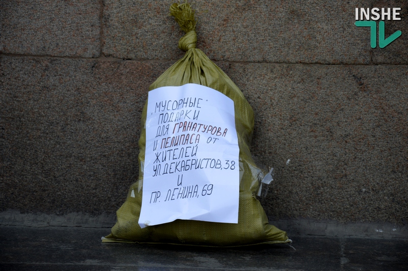 Привет от наркоманов: николаевские общественники принесли мэру и начальнику облУВД использованные шприцы, собранные у притона в центре города 7