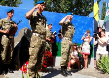 «В единении сила»: три сотни николаевцев пришли на митинг-реквием в честь воинов-десантников 79-й НОАМБр