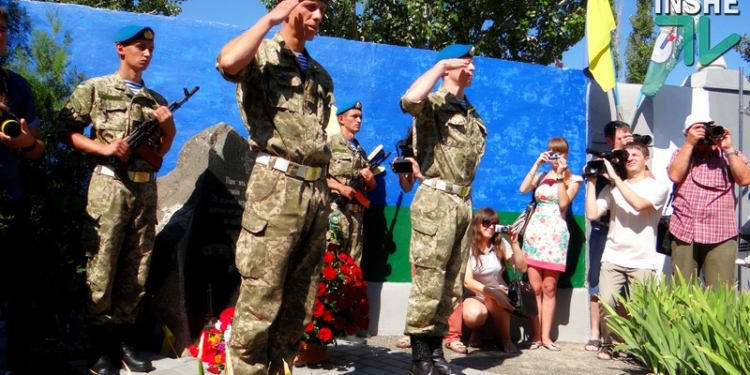 «В единении сила»: три сотни николаевцев пришли на митинг-реквием в честь воинов-десантников 79-й НОАМБр