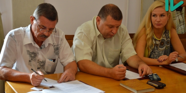 В День Флага в акватории Ингула николаевские спасатели ликвидировали 400-метровое маслянистое пятно, использовав сорбент нефти