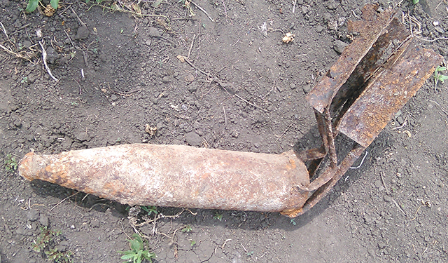 В Первомайском районе откопали авиабомбу