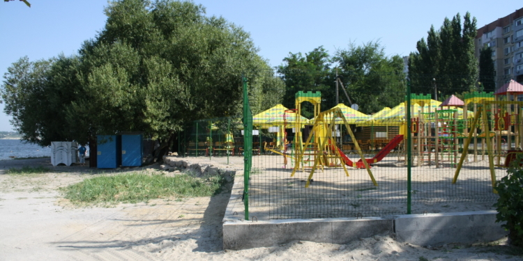 Предпринимателей на береговой зоне по Лазурной заставили убрать прилегающие территории и косить траву