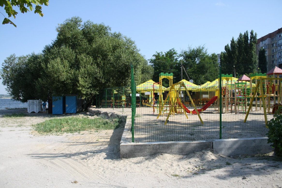 Предпринимателей на береговой зоне по Лазурной заставили убрать прилегающие территории и косить траву