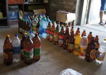 «Надомный труд»: два жителя Снигиревского района «наладили производство» фальсифицированной водки