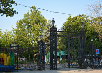 В Николаеве задержали трех мужчин, которые промышляли грабежами в парке Петровского