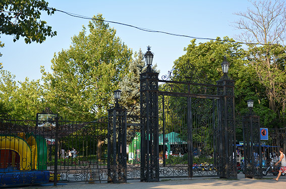 В Николаеве задержали трех мужчин, которые промышляли грабежами в парке Петровского