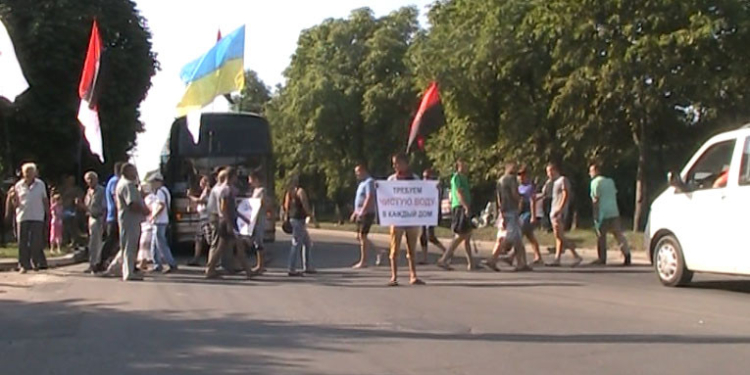 Вчера в Первомайске “Правый Сектор” и “Батьківщина” полчаса перекрывали дорогу