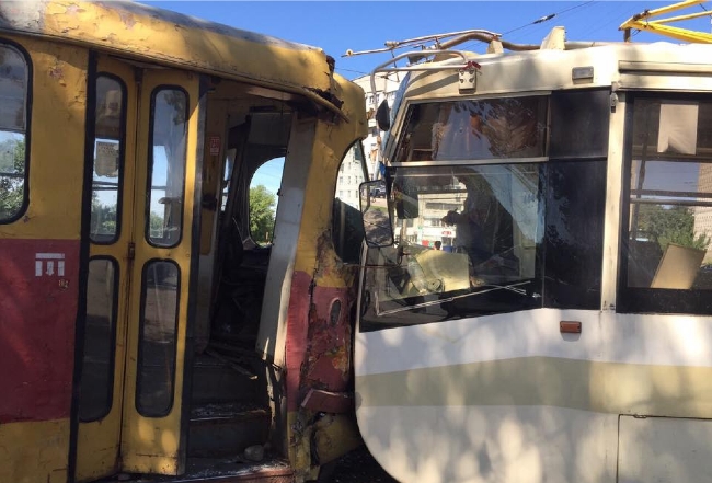 В Харькове лоб в лоб столкнулись два трамвая, пострадали 15 человек 3