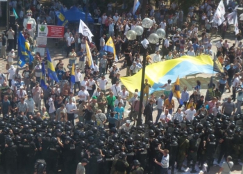 В ряды правоохранителей под Радой бросили взрывное устройство. Есть раненые