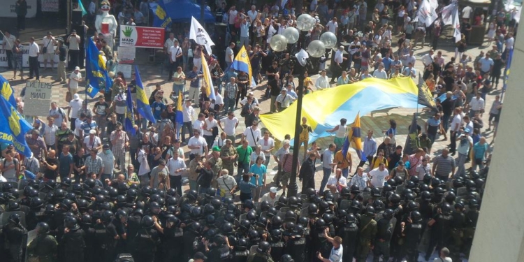 В ряды правоохранителей под Радой бросили взрывное устройство. Есть раненые