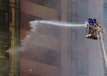 На масштабном пожаре в Одессе пострадали два спасателя