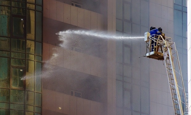 На масштабном пожаре в Одессе пострадали два спасателя