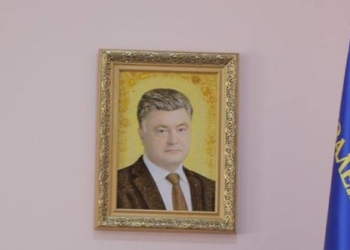 “Солнечный зайчик”. В кабинете начальника волынской милиции висит портрет Порошенко, сделанный из янтаря