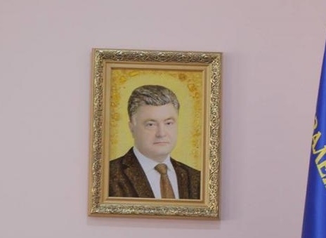 “Солнечный зайчик”. В кабинете начальника волынской милиции висит портрет Порошенко, сделанный из янтаря