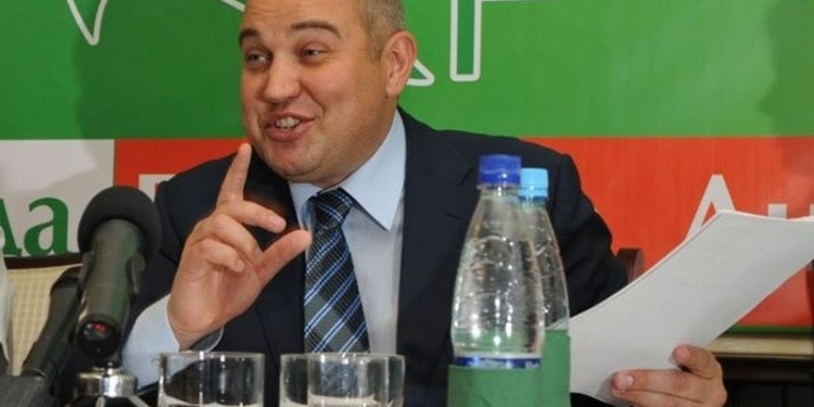 Главу Херсонской ОГА обвинили в создании коррупционной схемы поборов с предпринимателей, торгующих на берегу