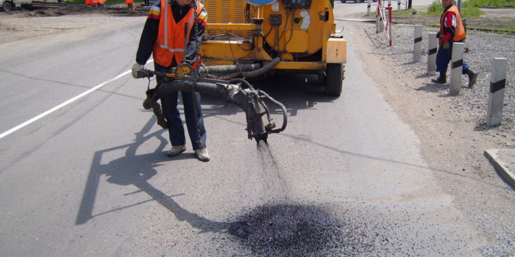 Деньги автомобилистов пошли на неправильный ремонт дорог Украины – эксперты