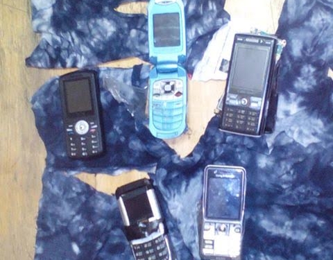 Через забор Ольшанской ИК пытались перебросить пять мобильных телефонов