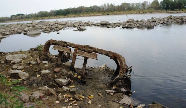 Обмелевшая Висла порадовала археологов – показала обломки корабля, “останки” моста и много ценных мелочей