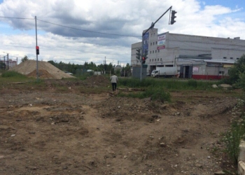 В российском городе установили светофор за 2 млн рублей на пустыре