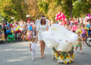 Мамы, папы, бабушки и дедушки! Готовьте своих карапузов к параду!
