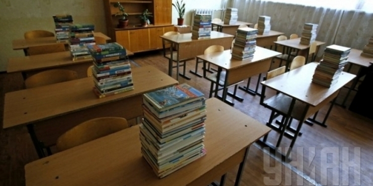 В Администрации Президента решили, что обеспечивать школы учебниками будут за счет сокращения зарплат депутатов