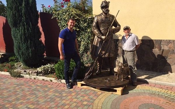 На Закарпатье скандал из-за памятника. Ромы выразили свое возмущение флешмобом