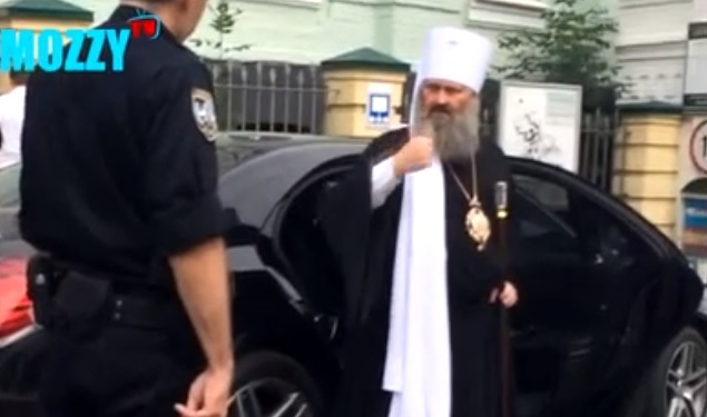 Киевская полиция остановила батюшку на дорогом Мерседесе за нарушение ПДД. Батюшка послал патрульных…в церковь