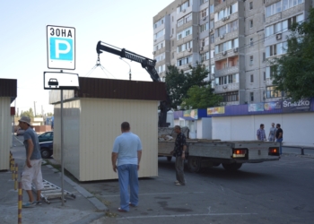 Не простояли и суток: в Николаеве оперативно сносят незаконные киоски, которые ночью установили неподалеку от Центрального рынка