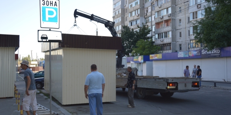 Не простояли и суток: в Николаеве оперативно сносят незаконные киоски, которые ночью установили неподалеку от Центрального рынка