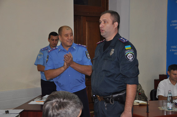 Николаевский милиционер, не давший пьяному швырнуть в прохожих боевую «Ф-1», досрочно получил майорские погоны