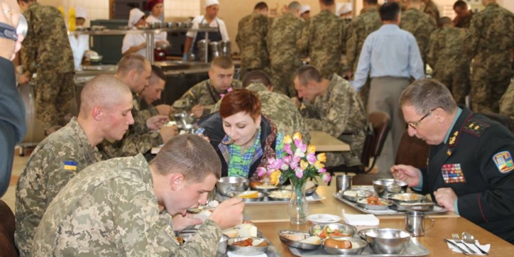 Нашу армию будут кормить теперь по-новому. Но пока только во Львове и Одессе