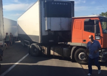 Заблокированные в Каланчаке дальнобойщики…сами заблокировали блокирующих
