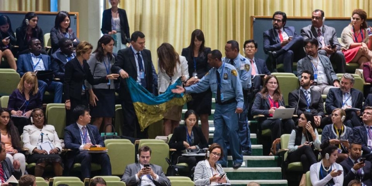 Украинскую делегацию, которая подняла флаг в ГА ОНН, вывели из зала