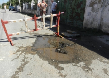 Здесь “лечим”, там калечим. В Николаеве машина с асфальтом повредила водопровод