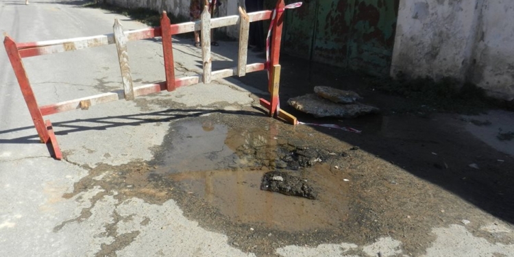 Здесь “лечим”, там калечим. В Николаеве машина с асфальтом повредила водопровод