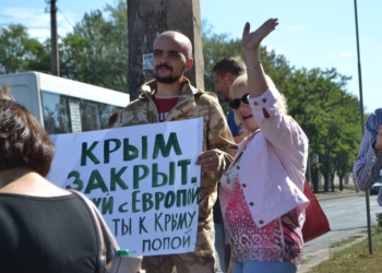 В Николаеве в знак солидарности с Гражданской блокадой Крыма пикетировали выезд с Варваровского моста