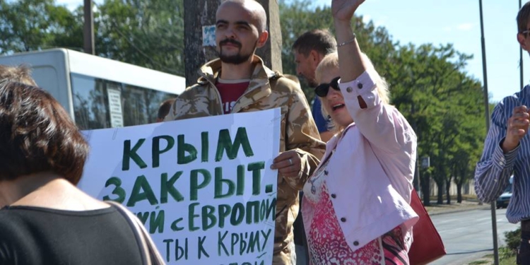 В Николаеве в знак солидарности с Гражданской блокадой Крыма пикетировали выезд с Варваровского моста