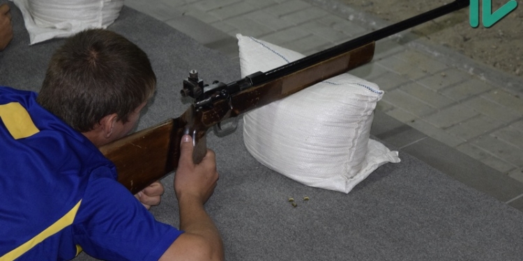 В Николаеве допризывники соревнуются «под присмотром» морпехов