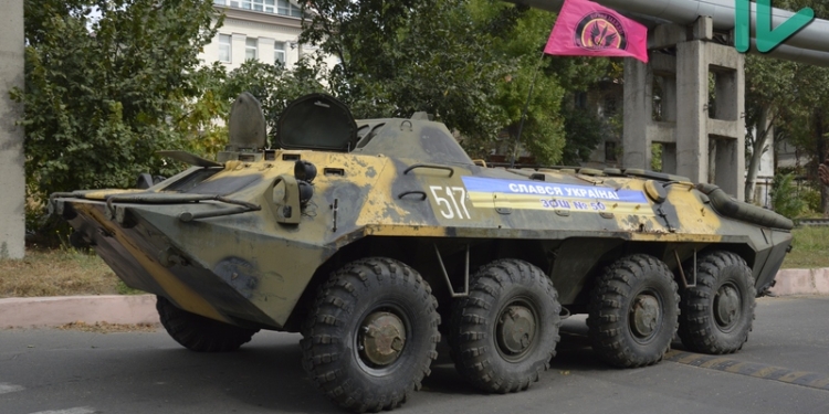 Морпехам передали БТР, отремонтированный за счёт средств учеников николаевской школы №50