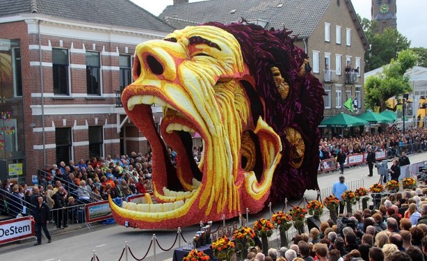 В Нидерландах прошел парад цветочных скульптур, посвященный Ван Гогу